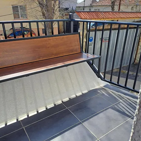 уютен при нели